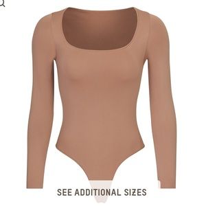 Skims long sleeve scoop neck bodysuit in tigers eye 2x/3x